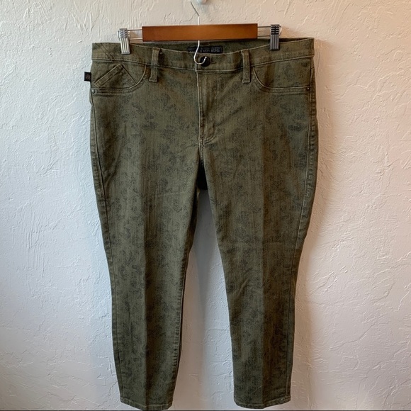 Rock and Republic green snakeskin grunge skinny jeans size 16 - Picture 1 of 7